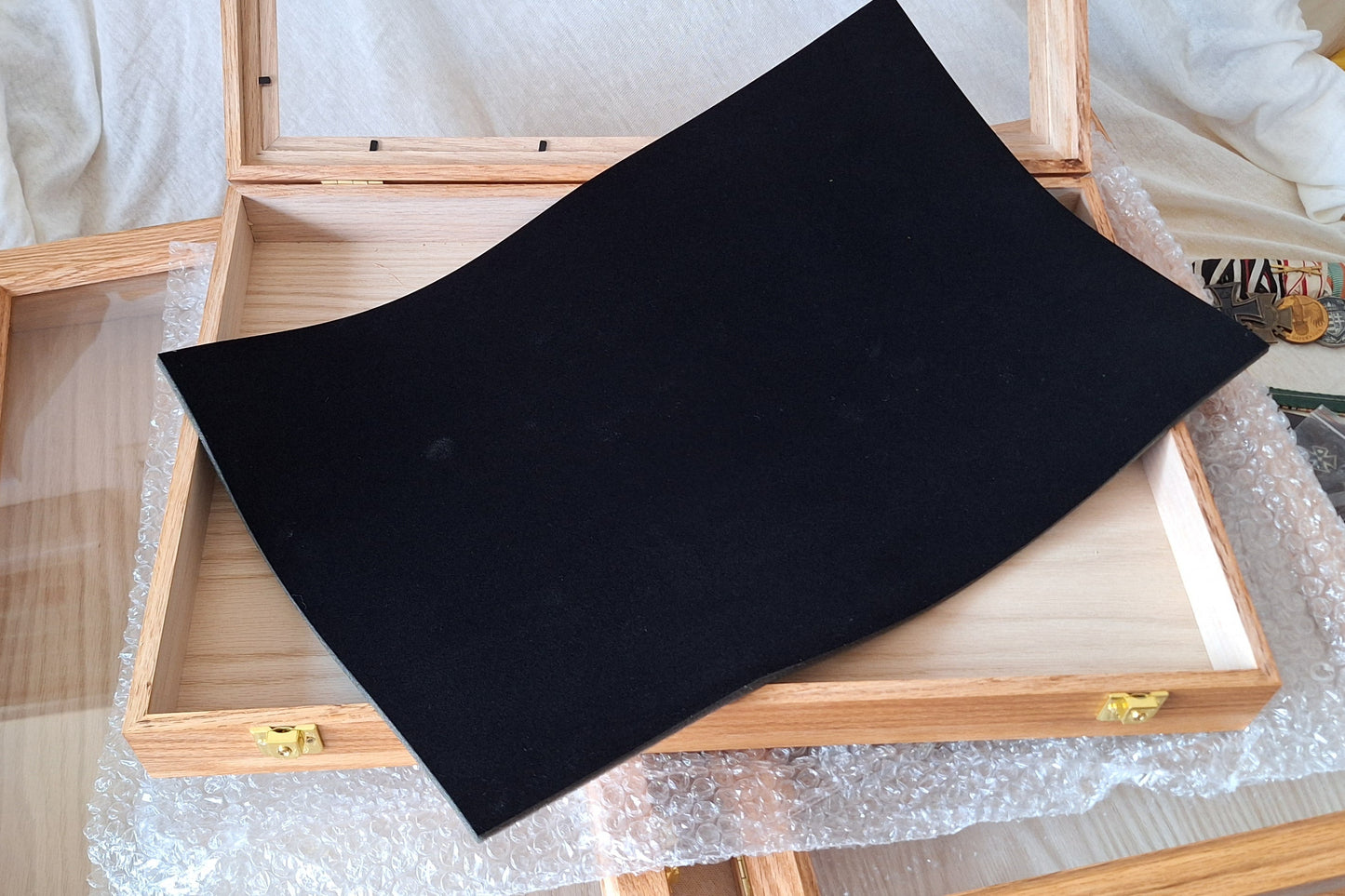 Zubehör Schaumstoffeinlage 6mm schwarz beflockt für Ordenvitrine, Sammlervitrine, Schaukasten in Echtholz - groß