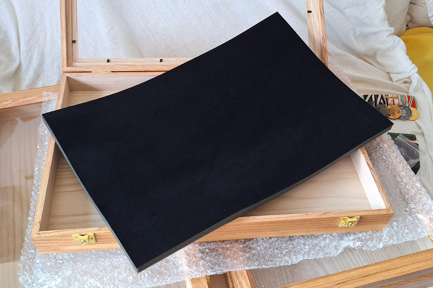 Zubehör Schaumstoffeinlage 15mm schwarz beflockt für Ordenvitrine, Sammlervitrine, Schaukasten in Echtholz - groß