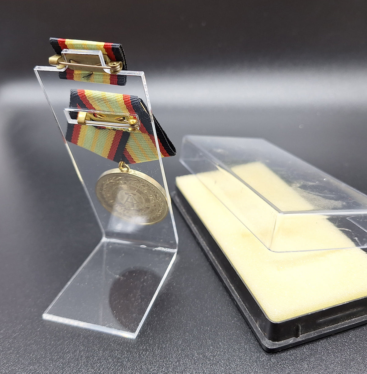 Dekoständer für Orden- und Ehrenzeichen an Banddekoration Trageweise DDR mit Spange Art.Nr. 485