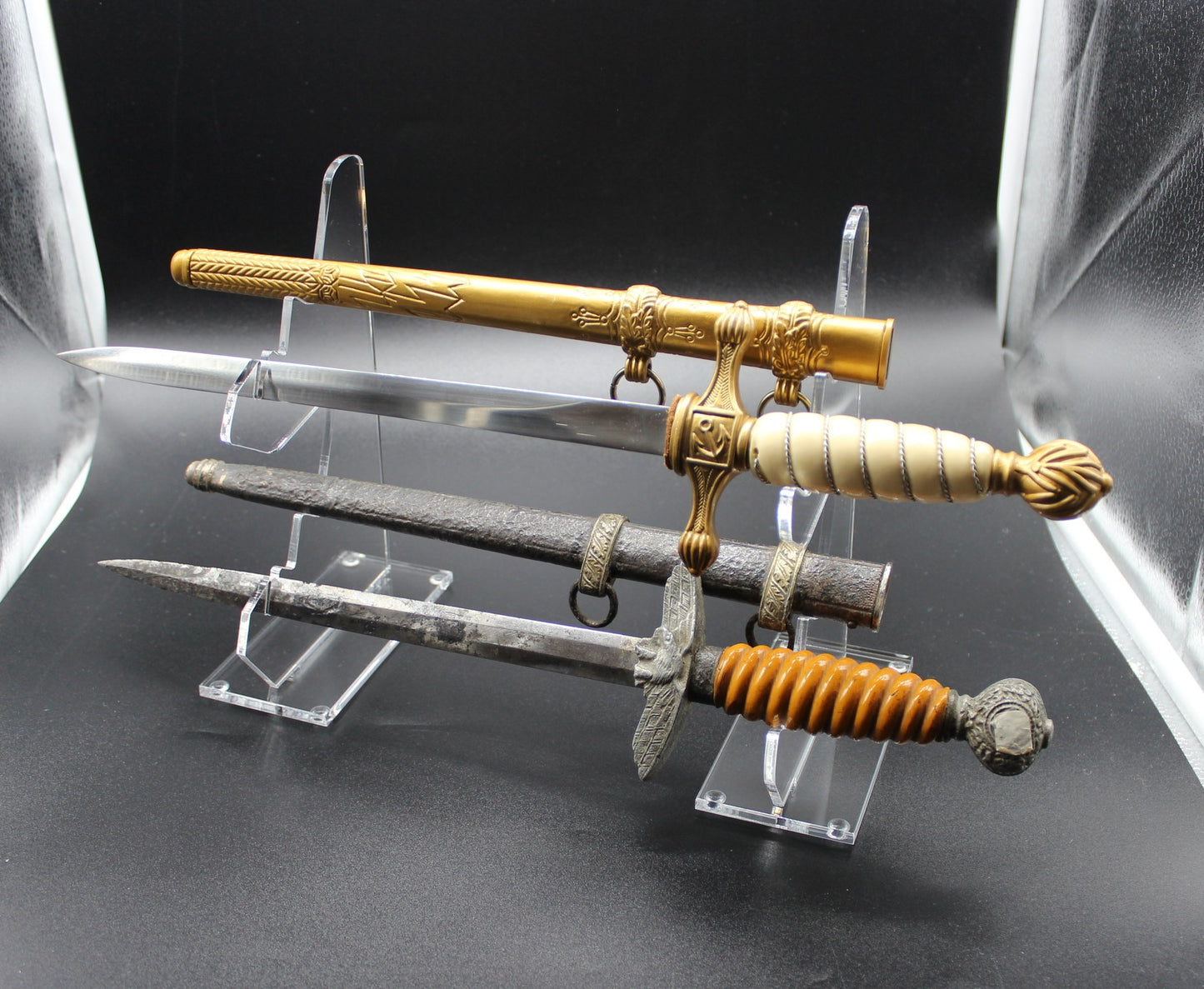 Sammlerbedarf Barleben – 1 Paar 2er Dolchständer Blankwaffenständer Art.Nr 675