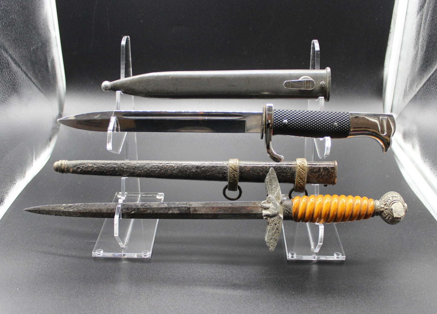 Sammlerbedarf Barleben – 1 Paar 2er Dolchständer Blankwaffenständer Art.Nr 675