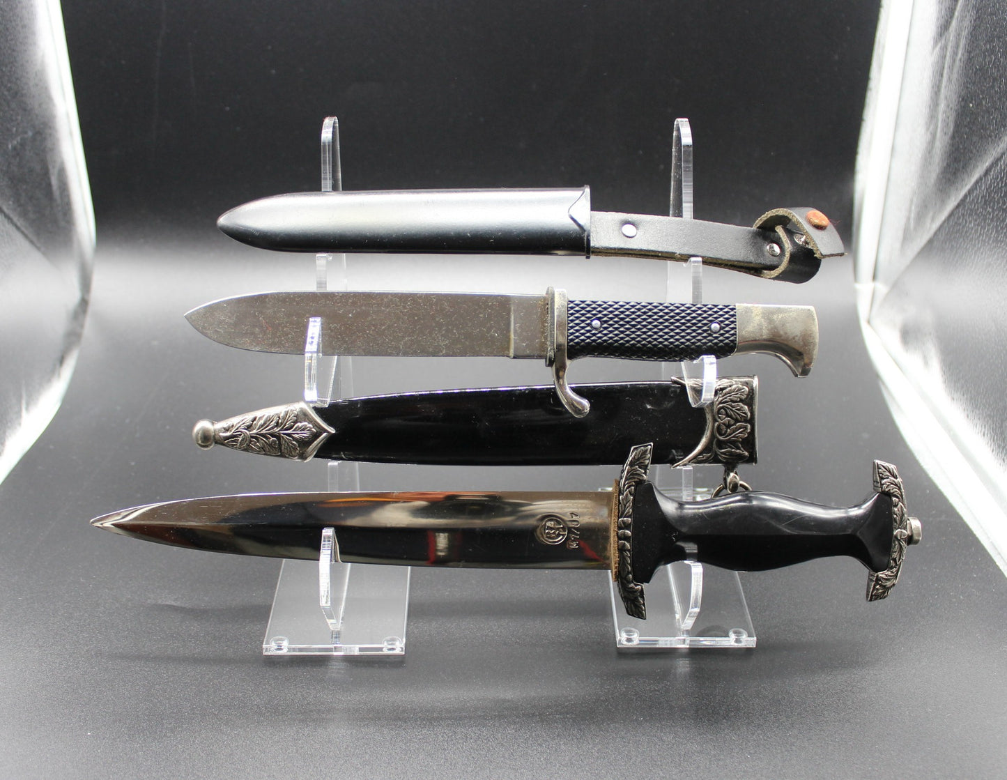 Sammlerbedarf Barleben – 1 Paar 2er Dolchständer Blankwaffenständer Art.Nr 675