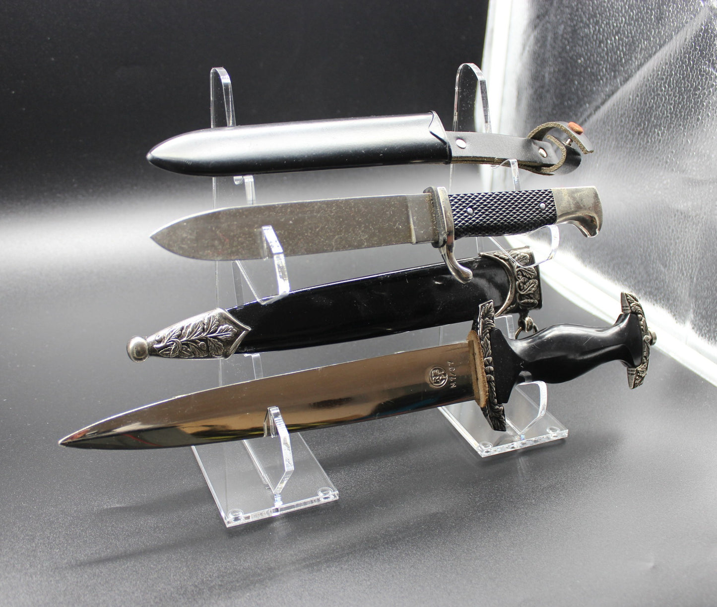 Sammlerbedarf Barleben – 1 Paar 2er Dolchständer Blankwaffenständer Art.Nr 675